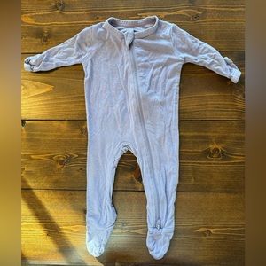 Kyte baby zipper footie in taro. Size NB.